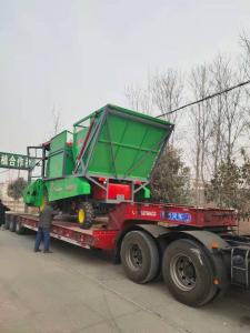 山(shan)西髮(fa)車一(yi)檯(tai)收穫(huo)機(ji)